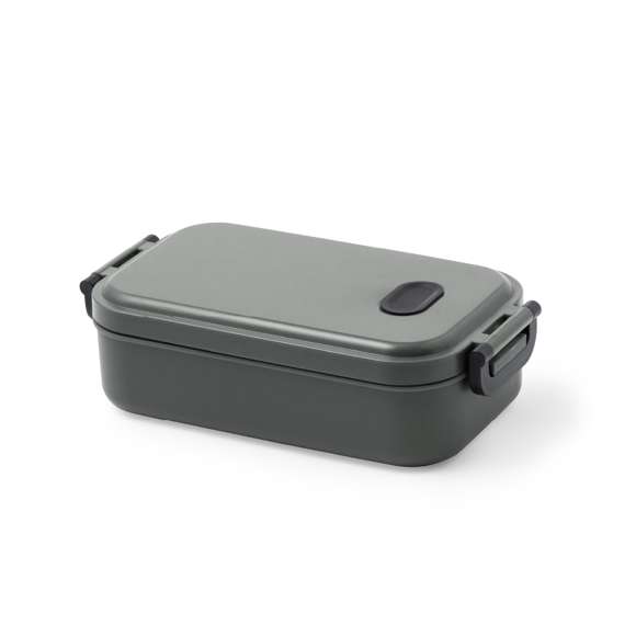 Fiambrera con exterior en acabado mate, fabricada en PP reciclado libre de BPA. De 900ml de capacidad y tapa hermética con cierres de seguridad. Dispone de Certificación Food Grade, garantizando la seguridad cuando los alimentos entran en contacto con el material usado para fabricar el producto. Disponible en variada gamas de colores. Presentada en bolsa individual reciclada.El PP reciclado es un plástico reciclado y altamente reciclable, de gran resistencia y apto para multitud de aplicaciones.