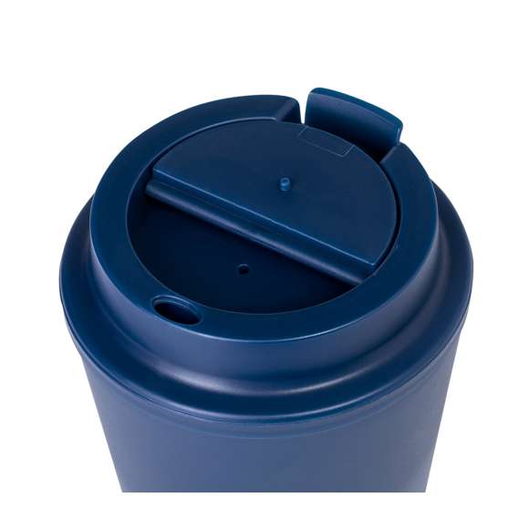 Vaso térmico fabricado en resistente PP de doble pared y 300ml de capacidad de color mate. Tapa con dosificador y abrefácil, libre de BPA. Es ideal para tener en tu escritorio, mesa o en cualquier superficie donde disfrutar tranquilamente de tu bebida favorita. Con certificación Food Grade, garantizando la seguridad cuando los alimentos entran en contacto con el material usado para fabricar el producto. El PP reciclado es un plástico reciclado y altamente reciclable, de gran resistencia y apto para multitud de aplicaciones.