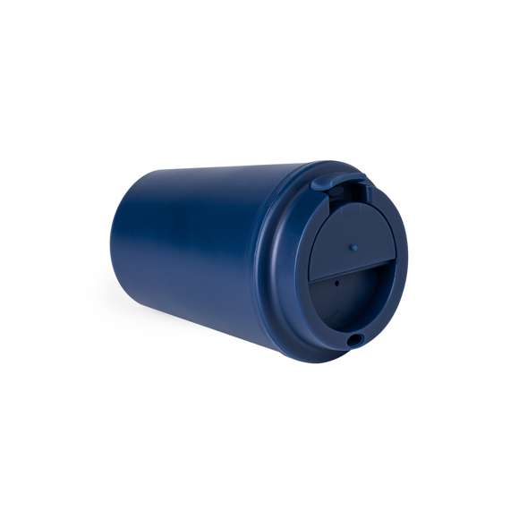Vaso térmico fabricado en resistente PP de doble pared y 300ml de capacidad de color mate. Tapa con dosificador y abrefácil, libre de BPA. Es ideal para tener en tu escritorio, mesa o en cualquier superficie donde disfrutar tranquilamente de tu bebida favorita. Con certificación Food Grade, garantizando la seguridad cuando los alimentos entran en contacto con el material usado para fabricar el producto. El PP reciclado es un plástico reciclado y altamente reciclable, de gran resistencia y apto para multitud de aplicaciones.