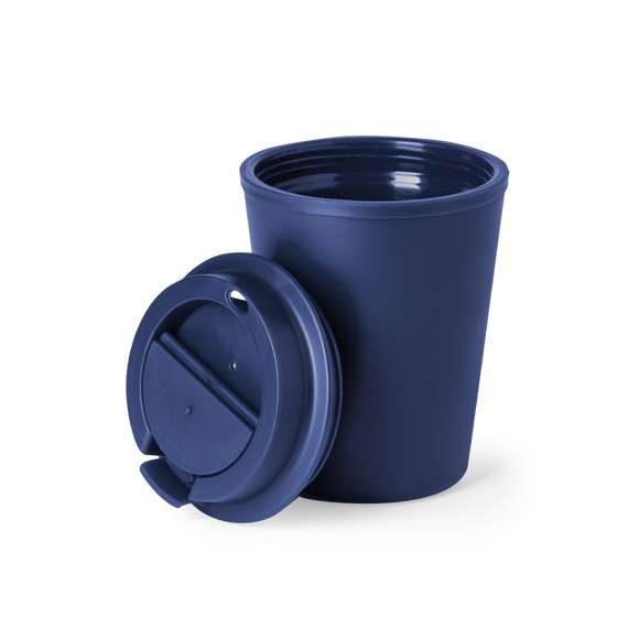 Vaso térmico fabricado en resistente PP de doble pared y 300ml de capacidad de color mate. Tapa con dosificador y abrefácil, libre de BPA. Es ideal para tener en tu escritorio, mesa o en cualquier superficie donde disfrutar tranquilamente de tu bebida favorita. Con certificación Food Grade, garantizando la seguridad cuando los alimentos entran en contacto con el material usado para fabricar el producto. El PP reciclado es un plástico reciclado y altamente reciclable, de gran resistencia y apto para multitud de aplicaciones.