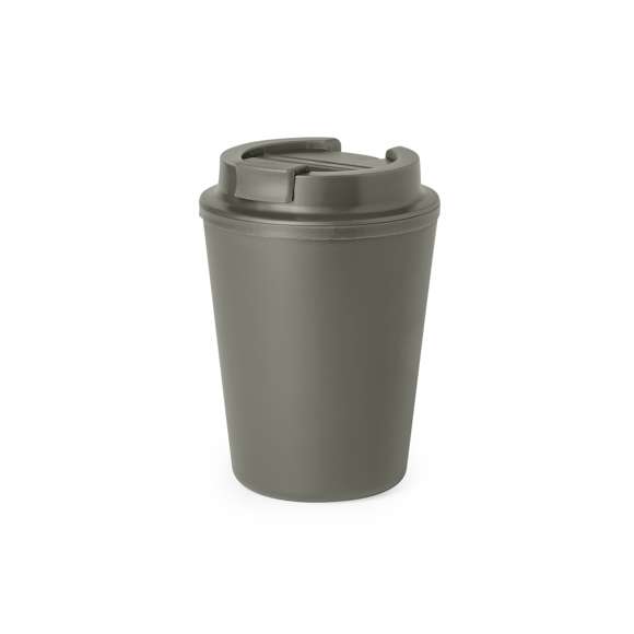 Vaso térmico fabricado en resistente PP de doble pared y 300ml de capacidad de color mate. Tapa con dosificador y abrefácil, libre de BPA. Es ideal para tener en tu escritorio, mesa o en cualquier superficie donde disfrutar tranquilamente de tu bebida favorita. Con certificación Food Grade, garantizando la seguridad cuando los alimentos entran en contacto con el material usado para fabricar el producto. El PP reciclado es un plástico reciclado y altamente reciclable, de gran resistencia y apto para multitud de aplicaciones.