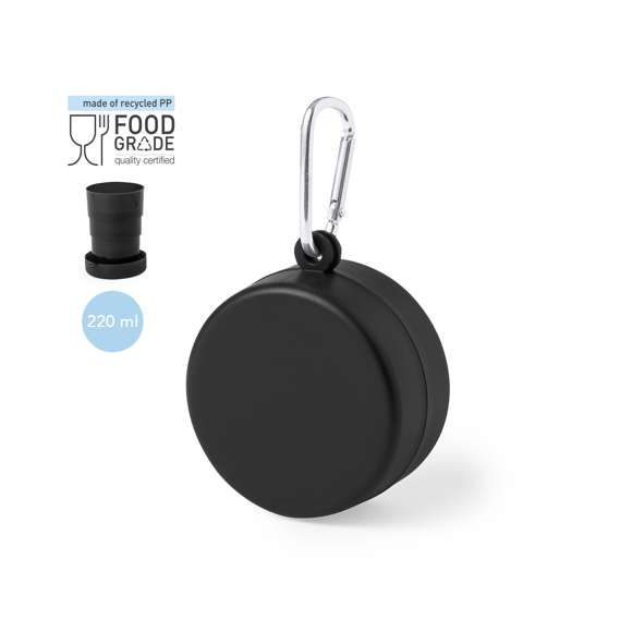 Original vaso plegable con exterior acabado mate para emergencias fabricado en PP reciclado libre de BPA. De 220ml de capacidad, con mosquetón metálico de transporte. Dispone de Certificación Food Grade, garantizando la seguridad cuando los alimentos entran en contacto con el material usado para fabricar el producto. Disponible en variada gamas de colores. Presentado en bolsa individual reciclada.El PP reciclado es un plástico reciclado y altamente reciclable, de gran resistencia y apto para multitud de aplicaciones.