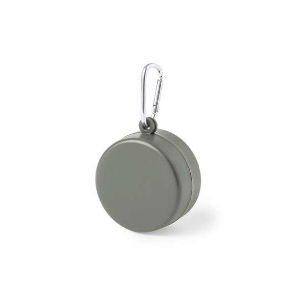 Original vaso plegable con exterior acabado mate para emergencias fabricado en PP reciclado libre de BPA. De 220ml de capacidad, con mosquetón metálico de transporte. Dispone de Certificación Food Grade, garantizando la seguridad cuando los alimentos entran en contacto con el material usado para fabricar el producto. Disponible en variada gamas de colores. Presentado en bolsa individual reciclada.El PP reciclado es un plástico reciclado y altamente reciclable, de gran resistencia y apto para multitud de aplicaciones.