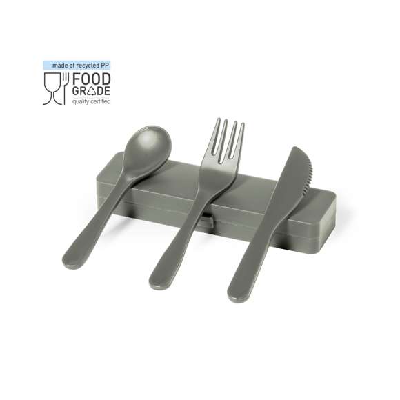 Set de cubiertos fabricados en PP reciclado libre de BPA, con estuche de presentación a juego. Incluye cuchara, tenedor y cuchillo. Dispone de Certificación Food Grade, garantizando la seguridad cuando los alimentos entran en contacto con el material usado para fabricar el producto. Estuche esterior y cubiertos en acabado mate disponibles en variada gamas de colores. Presentados en bolsa individual reciclada.El PP reciclado es un plástico reciclado y altamente reciclable, de gran resistencia y apto para multitud de aplicaciones.