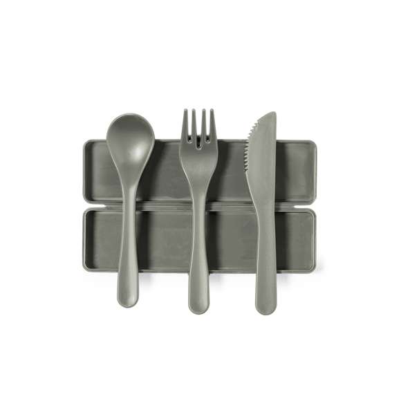 Set de cubiertos fabricados en PP reciclado libre de BPA, con estuche de presentación a juego. Incluye cuchara, tenedor y cuchillo. Dispone de Certificación Food Grade, garantizando la seguridad cuando los alimentos entran en contacto con el material usado para fabricar el producto. Estuche esterior y cubiertos en acabado mate disponibles en variada gamas de colores. Presentados en bolsa individual reciclada.El PP reciclado es un plástico reciclado y altamente reciclable, de gran resistencia y apto para multitud de aplicaciones.