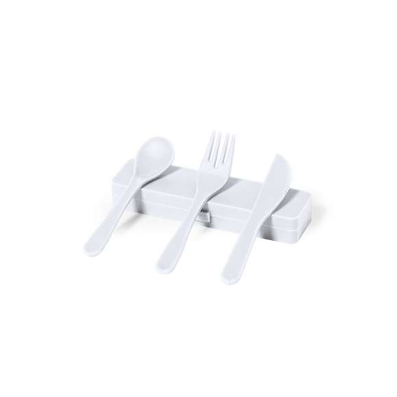 Set de cubiertos fabricados en PP reciclado libre de BPA, con estuche de presentación a juego. Incluye cuchara, tenedor y cuchillo. Dispone de Certificación Food Grade, garantizando la seguridad cuando los alimentos entran en contacto con el material usado para fabricar el producto. Estuche esterior y cubiertos en acabado mate disponibles en variada gamas de colores. Presentados en bolsa individual reciclada.El PP reciclado es un plástico reciclado y altamente reciclable, de gran resistencia y apto para multitud de aplicaciones.