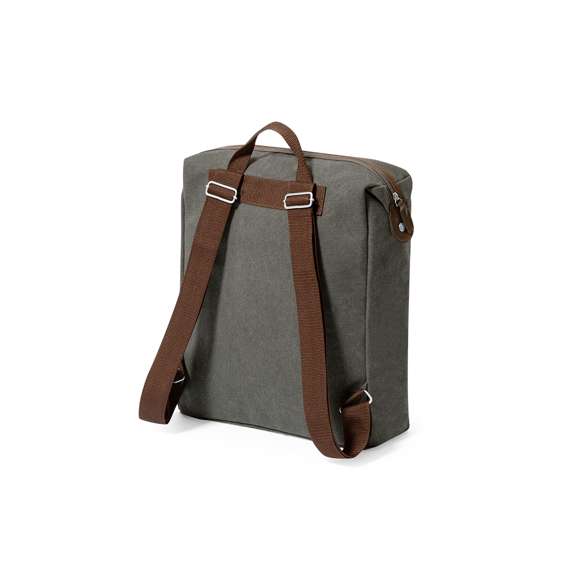 Mochila de diseño atemporal, fabricada en resistente canvas de 475g/m2 de color gris, con cremalleras y asa de transporte en polipiel. Interior acolchado con compartimentos independientes para tablet de hasta 10 pulgadas y ordenador portátil de hasta 15 pulgadas. Con práctico bolsillo frontal en el exterior, espalda acolchada y cintas para hombros ajustables y acolchadas en resistente poliéster. Con esquinas reforzadas para una mayor resistencia.Presentado en bolsa individual reciclada.