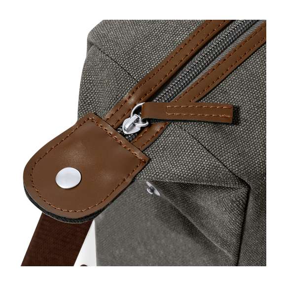 Mochila de diseño atemporal, fabricada en resistente canvas de 475g/m2 de color gris, con cremalleras y asa de transporte en polipiel. Interior acolchado con compartimentos independientes para tablet de hasta 10 pulgadas y ordenador portátil de hasta 15 pulgadas. Con práctico bolsillo frontal en el exterior, espalda acolchada y cintas para hombros ajustables y acolchadas en resistente poliéster. Con esquinas reforzadas para una mayor resistencia.Presentado en bolsa individual reciclada.
