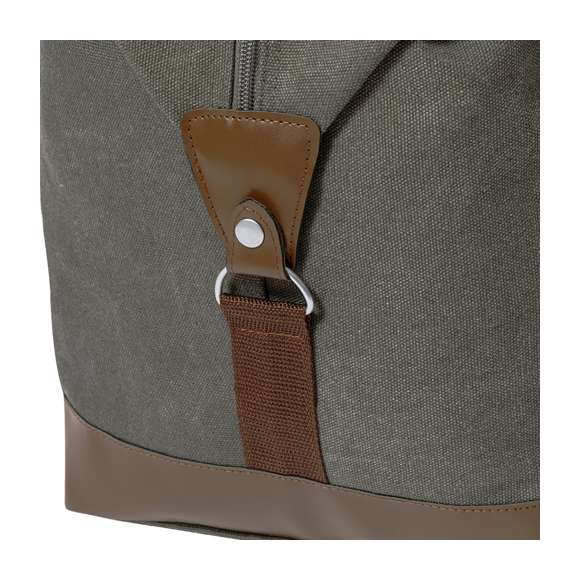 Elegante bolso fabricado en resistente canvas de 475g/m2 gris, con prácticas y resistentes asas en polipiel alrededor del bolso y esquinas reforzadas. Compartimento principal con cierre de cremallera a juego con las asas y cinta para hombro ajustable con mosquetón. Incluye bolsilo exterior de fácil acceso.Presentado en bolsa individual reciclada.