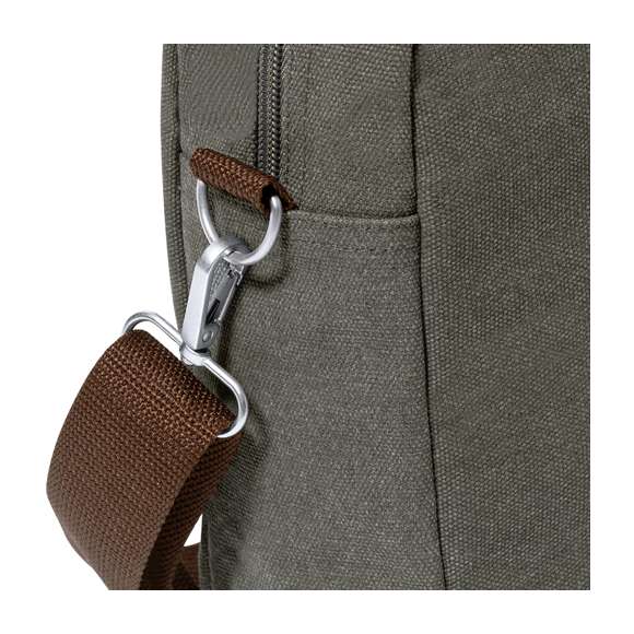 Portadocumentos bandolera de diseño atemporal, fabricado en resistente canvas de 475 g/m2, color gris, con cintas en polipiel y práctica cinta para hombro ajustable. Interior acolchado con compartimento ordenador portátil de hasta 15 pulgadas. Incluye práctico bolsillo en el exterior. Presentado en bolsa individual reciclada.