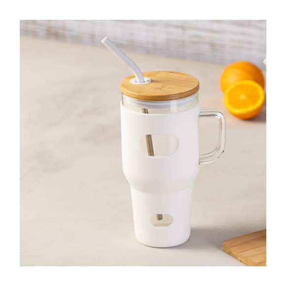 Tarro de gran capacidad (1,1 l) con cuerpo fabricado en resistente cristal, que ofrece una resistencia y durabilidad excepcionales, alargando su vida útil y pudiendo ser reutilizado infinidad de veces. Incluye asa para cómodo transporte y funda protectora en suave silicona. Tapa en bambú a presión, con orificio para pajita, y pajita reutilizable de acero inoxidable, con la punta recubierta en silicona para disfrutar de las bebidas de manera cómoda y segura.Presentado en caja individual de diseño kraft.