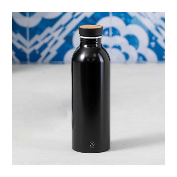 Bidón de 550 ml de capacidad. Fabricado en elegante y sostenible aluminio reciclado. De acabado satinado, incluye original tapón a rosca con detalle de bambú y libre de BPA. Con distintivo Aluminio Reciclado. Presentado en caja de diseño kraft y en bolsa individual reciclada.El aluminio reciclado es un material con posibilidades de reciclaje casi infinitas, sin perder sus propiedades originales y consumiendo menos energía en este proceso.