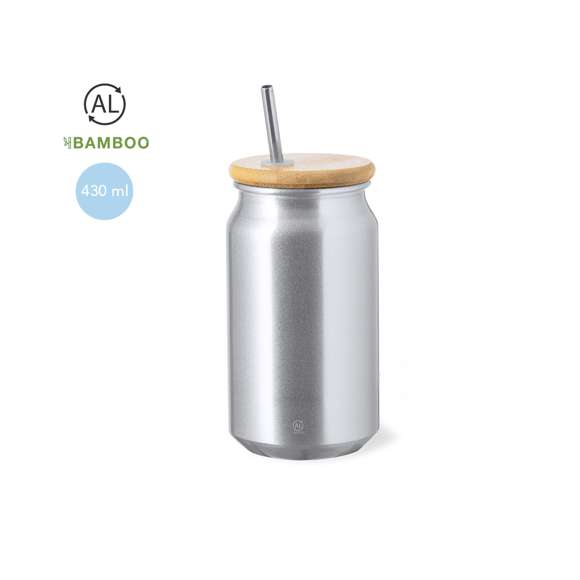 Vaso de 430 ml de capacidad. Fabricado en elegante y sostenible aluminio reciclado. Con tapón de bambú a presión con orificio para pajita y pajita reutilizable de acero inoxidable. Con distintivo de Aluminio Reciclado. Presentación individual en una caja de diseño kraft y en una bolsa reciclada.El aluminio reciclado es un material con posibilidades de reciclaje casi infinitas, sin perder sus propiedades originales y consumiendo menos energía en este proceso.Certificación GRS (Global Recycled Standard / Estándar de Reciclaje Global), que garantiza el origen reciclado del material usado para fabricar el producto.