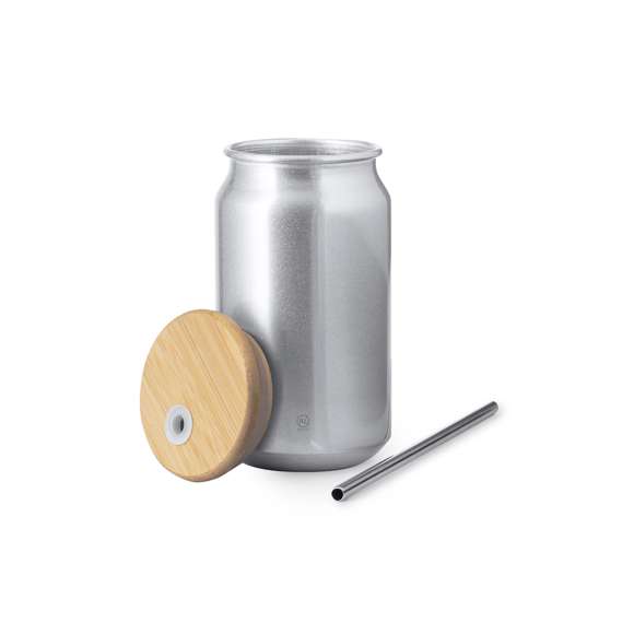 Vaso de 430 ml de capacidad. Fabricado en elegante y sostenible aluminio reciclado. Con tapón de bambú a presión con orificio para pajita y pajita reutilizable de acero inoxidable. Con distintivo de Aluminio Reciclado. Presentación individual en una caja de diseño kraft y en una bolsa reciclada.El aluminio reciclado es un material con posibilidades de reciclaje casi infinitas, sin perder sus propiedades originales y consumiendo menos energía en este proceso.Certificación GRS (Global Recycled Standard / Estándar de Reciclaje Global), que garantiza el origen reciclado del material usado para fabricar el producto.