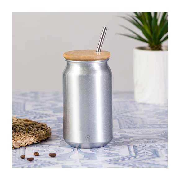 Vaso de 430 ml de capacidad. Fabricado en elegante y sostenible aluminio reciclado. Con tapón de bambú a presión con orificio para pajita y pajita reutilizable de acero inoxidable. Con distintivo de Aluminio Reciclado. Presentación individual en una caja de diseño kraft y en una bolsa reciclada.El aluminio reciclado es un material con posibilidades de reciclaje casi infinitas, sin perder sus propiedades originales y consumiendo menos energía en este proceso.Certificación GRS (Global Recycled Standard / Estándar de Reciclaje Global), que garantiza el origen reciclado del material usado para fabricar el producto.