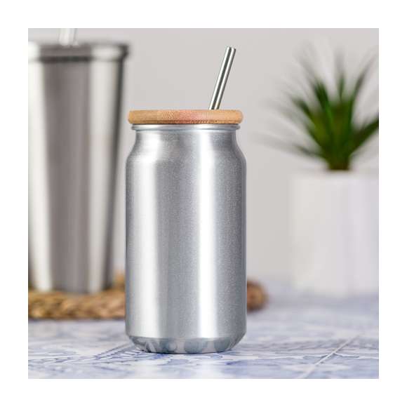 Vaso de 430 ml de capacidad. Fabricado en elegante y sostenible aluminio reciclado. Con tapón de bambú a presión con orificio para pajita y pajita reutilizable de acero inoxidable. Con distintivo de Aluminio Reciclado. Presentación individual en una caja de diseño kraft y en una bolsa reciclada.El aluminio reciclado es un material con posibilidades de reciclaje casi infinitas, sin perder sus propiedades originales y consumiendo menos energía en este proceso.Certificación GRS (Global Recycled Standard / Estándar de Reciclaje Global), que garantiza el origen reciclado del material usado para fabricar el producto.