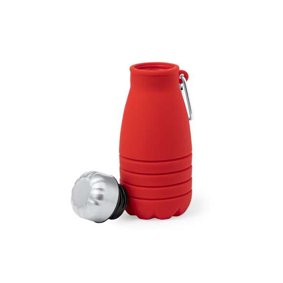 Bidón plegable de 550 ml de capacidad. Fabricado en silicona de alta calidad con tapón de acero inoxidable. Con cuerpo flexible de acabado mate, este bidón puede ser plegado para un cómodo y sencillo almacenamiento. Incluye mosquetón para fácil transporte. Libre de BPA. Es ideal para tener en tu escritorio, mesa o en cualquier superficie donde disfrutar tranquilamente de tu bebida favorita. Medidas plegado: Ø7,1 cm x 16,9 cm de alto. Medidas desplegado Ø7,1 cm hasta 24,8 cm de alto.