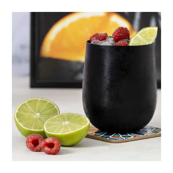 Vaso de 480 ml de capacidad fabricado en aluminio y disponible en variada gama de colores metalizados. Presentado en atractiva caja individual de diseño kraft.