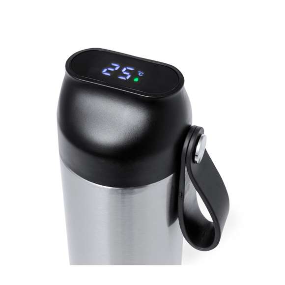 Bidón térmico de acero inox y doble pared de 630 ml de capacidad, con medidor de temperatura táctil en tapón y asa integrada. Con tapón de seguridad libre de BPA y presentado en atractiva caja individual de diseño Kraft y en bolsa reciclada. Alimentación a pilas (de botón incluida), con manual de instrucciones disponible en español e inglés.
