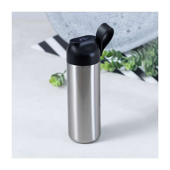 Bidón térmico de acero inox y doble pared de 630 ml de capacidad, con medidor de temperatura táctil en tapón y asa integrada. Con tapón de seguridad libre de BPA y presentado en atractiva caja individual de diseño Kraft y en bolsa reciclada. Alimentación a pilas (de botón incluida), con manual de instrucciones disponible en español e inglés.