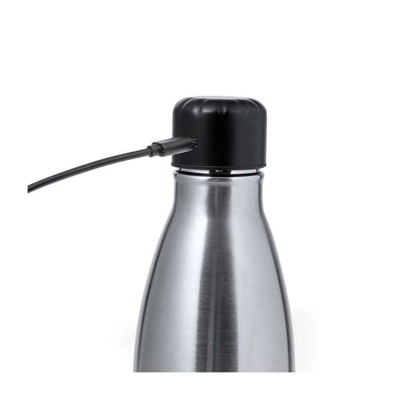 Bidón térmico de acero inox y doble pared de 500 ml de capacidad en acabado mate. Con medidor de temperatura táctil integrado en tapón y batería recargable -incluido cable negro Tipo C-. Con tapón de seguridad libre de BPA y presentado en atractiva caja individual de diseño Kraft y en bolsa reciclada. Disponible manual de instrucciones en español e inglés.