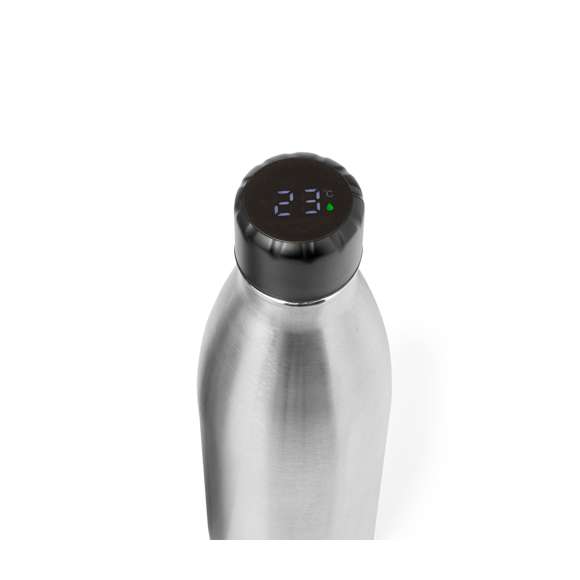 Bidón térmico de acero inox y doble pared de 500 ml de capacidad en acabado mate. Con medidor de temperatura táctil integrado en tapón y batería recargable -incluido cable negro Tipo C-. Con tapón de seguridad libre de BPA y presentado en atractiva caja individual de diseño Kraft y en bolsa reciclada. Disponible manual de instrucciones en español e inglés.