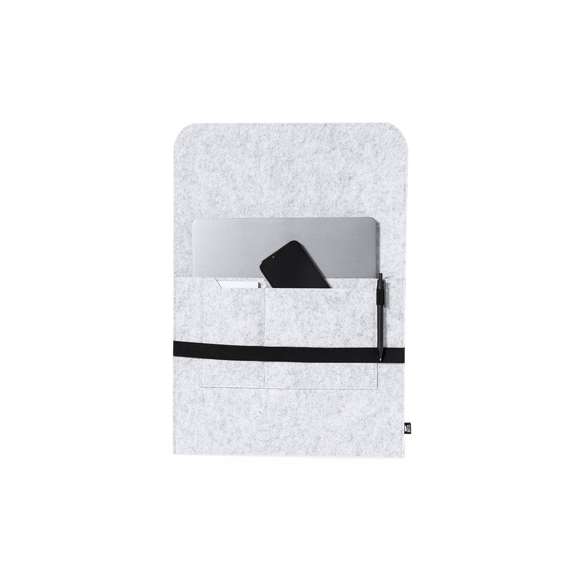 Funda para ordenador portátil en resistente fieltro RPET reciclado. Solapa con cierre de goma elástica y bolsillo frontal, con distintivo RPET en etiqueta exterior. Para portátiles de hasta 15 pulgadas.El fieltro RPET reciclado es fruto de la combinación del proceso de reciclaje de materiales plásticos junto a la técnica milenaria de fabricación del fieltro, dando como resultado un material de eco-tendencia que, además de ser de origen reciclado, también se convierte en reciclable.