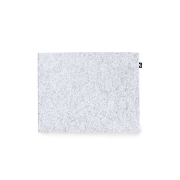 Funda para ordenador portátil en resistente fieltro RPET reciclado. Solapa con cierre de goma elástica y bolsillo frontal, con distintivo RPET en etiqueta exterior. Para portátiles de hasta 15 pulgadas.El fieltro RPET reciclado es fruto de la combinación del proceso de reciclaje de materiales plásticos junto a la técnica milenaria de fabricación del fieltro, dando como resultado un material de eco-tendencia que, además de ser de origen reciclado, también se convierte en reciclable.
