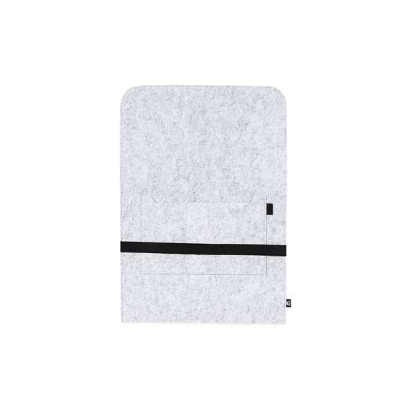 Funda para ordenador portátil en resistente fieltro RPET reciclado. Solapa con cierre de goma elástica y bolsillo frontal, con distintivo RPET en etiqueta exterior. Para portátiles de hasta 15 pulgadas.El fieltro RPET reciclado es fruto de la combinación del proceso de reciclaje de materiales plásticos junto a la técnica milenaria de fabricación del fieltro, dando como resultado un material de eco-tendencia que, además de ser de origen reciclado, también se convierte en reciclable.