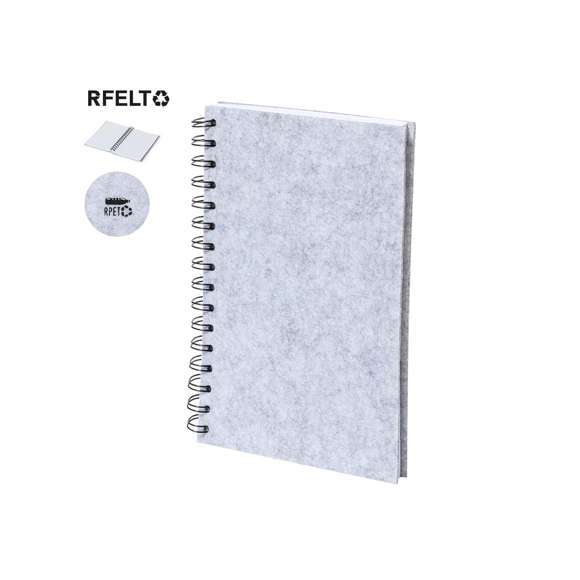 Libreta de anillas con tapas en suave fieltro RPET reciclado. Interior con 100 hojas blancas con disposición a una raya. Incluye distintivo RPET. Presentado en bolsa individual reciclada.El fieltro RPET reciclado es fruto de la combinación del proceso de reciclaje de materiales plásticos junto a la técnica milenaria de fabricación del fieltro, dando como resultado un material de eco-tendencia que, además de ser de origen reciclado, también se convierte en reciclable.