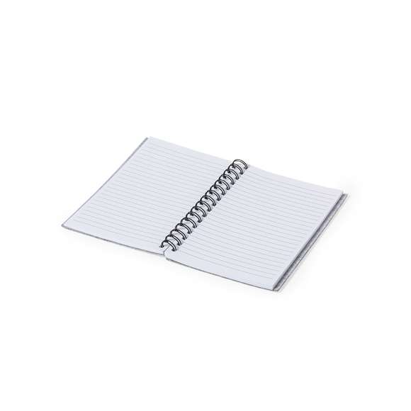 Libreta de anillas con tapas en suave fieltro RPET reciclado. Interior con 100 hojas blancas con disposición a una raya. Incluye distintivo RPET. Presentado en bolsa individual reciclada.El fieltro RPET reciclado es fruto de la combinación del proceso de reciclaje de materiales plásticos junto a la técnica milenaria de fabricación del fieltro, dando como resultado un material de eco-tendencia que, además de ser de origen reciclado, también se convierte en reciclable.