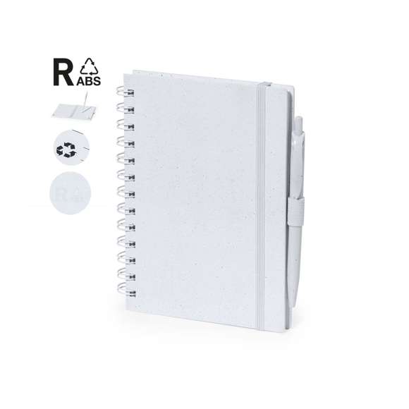 Set de libreta y bolígrafo. Libreta de anillas con tapas rígidas fabricadas en RABS y bolígrafo a juego. De tamaño A5, con elástico de cierre elegante disponible en amplia variedad de colores. Interior con 70 hojas blancas con disposición a una raya. Bolígrafo de mecanismo pulsador en RABS con tinta azul. Incluyen distintivo RABS. Presentado en bolsa individual reciclada.