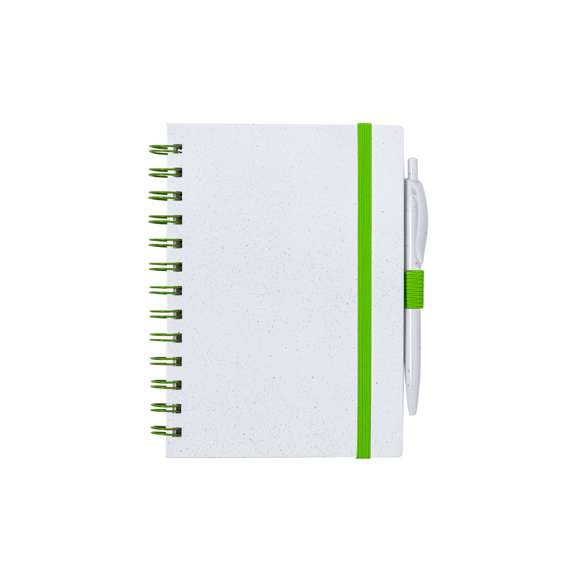Set de libreta y bolígrafo. Libreta de anillas con tapas rígidas fabricadas en RABS y bolígrafo a juego. De tamaño A5, con elástico de cierre elegante disponible en amplia variedad de colores. Interior con 70 hojas blancas con disposición a una raya. Bolígrafo de mecanismo pulsador en RABS con tinta azul. Incluyen distintivo RABS. Presentado en bolsa individual reciclada.