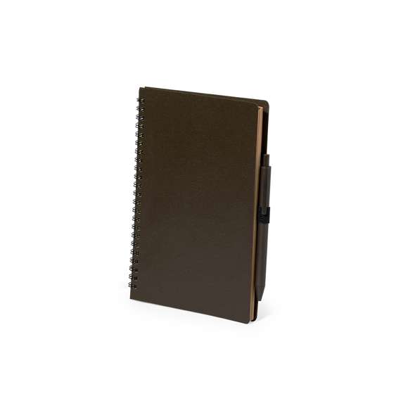 Set de libreta y bolígrafo. Libreta de anillas con tapas fabricadas en suave fibra de café y soporte para el bolígrafo. De 80 hojas con diseño eco y disposición a una raya. Bolígrafo de mecanismo pulsador, con cuerpo en fibra de café y tinta azul. Incluye distintivo fibra de café impreso en libreta y bolígrafo. Presentado en bolsa individual reciclada.La fibra de café se elaborada a partir de los residuos producidos en la obtención del café. Una alternativa sostenible que favorece la reducción del uso de plásticos, ahorrando energía en el proceso de fabricación y fomentando así el cuidado del medio ambiente.