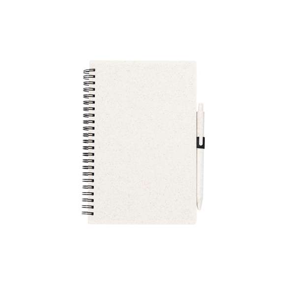 Set de libreta y bolígrafo. Libreta de anillas con tapas en caña de trigo y soporte para el bolígrafo. De 80 hojas con diseño eco y disposición a una raya. Bolígrafo de mecanismo pulsador, con cuerpo en caña de trigo y tinta azul. Con distintivo Wheat Straw. Presentado en bolsa individual reciclada.Elaborado con elementos vegetales para así fomentar la utilización de materias primas naturales y reducir las emisiones contaminantes.