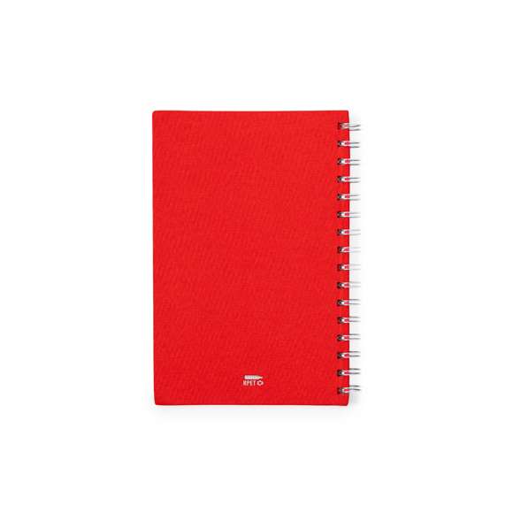 Libreta de anillas A5 con tapas duras en resistente material RPET 300D. Interior con 100 hojas a una raya y 100% recicladas microperforadas. Incluye distintivo RPET en contraportada. Presentado en bolsa individual reciclada.El material RPET se elabora a partir de plástico reciclado, para así fomentar la reutilización de residuos plásticos y ayudar a la sostenibilidad del planeta.