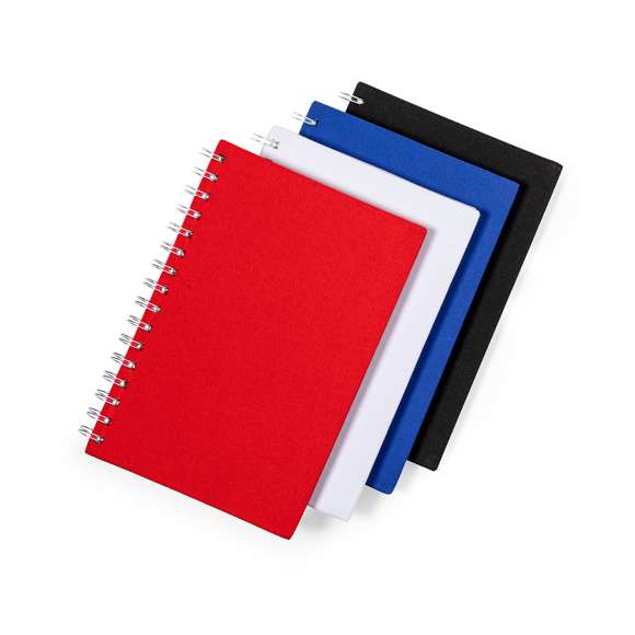 Libreta de anillas A5 con tapas duras en resistente material RPET 300D. Interior con 100 hojas a una raya y 100% recicladas microperforadas. Incluye distintivo RPET en contraportada. Presentado en bolsa individual reciclada.El material RPET se elabora a partir de plástico reciclado, para así fomentar la reutilización de residuos plásticos y ayudar a la sostenibilidad del planeta.