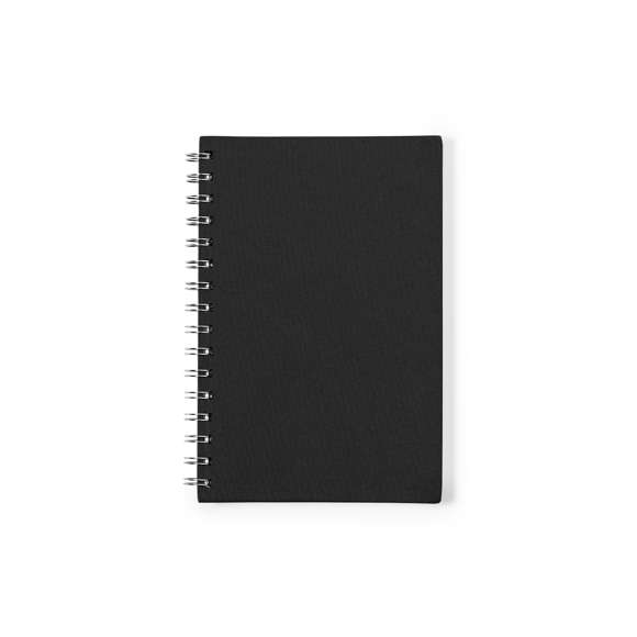 Libreta de anillas A5 con tapas duras en resistente material RPET 300D. Interior con 100 hojas a una raya y 100% recicladas microperforadas. Incluye distintivo RPET en contraportada. Presentado en bolsa individual reciclada.El material RPET se elabora a partir de plástico reciclado, para así fomentar la reutilización de residuos plásticos y ayudar a la sostenibilidad del planeta.