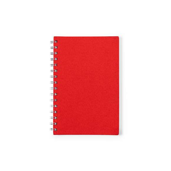 Libreta de anillas A5 con tapas duras en resistente material RPET 300D. Interior con 100 hojas a una raya y 100% recicladas microperforadas. Incluye distintivo RPET en contraportada. Presentado en bolsa individual reciclada.El material RPET se elabora a partir de plástico reciclado, para así fomentar la reutilización de residuos plásticos y ayudar a la sostenibilidad del planeta.