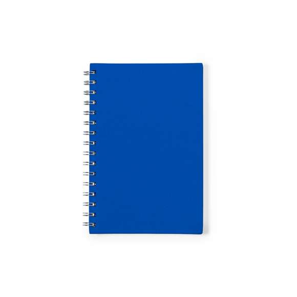 Libreta de anillas A5 con tapas duras en resistente material RPET 300D. Interior con 100 hojas a una raya y 100% recicladas microperforadas. Incluye distintivo RPET en contraportada. Presentado en bolsa individual reciclada.El material RPET se elabora a partir de plástico reciclado, para así fomentar la reutilización de residuos plásticos y ayudar a la sostenibilidad del planeta.