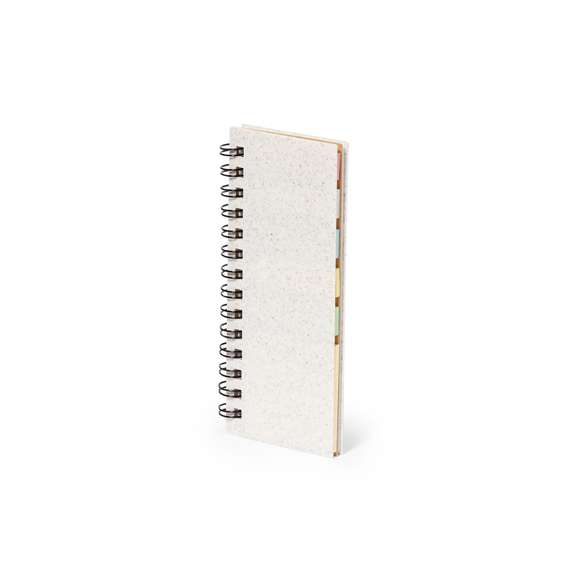 Bloc de notas con tapas en fibra de trigo. Con distintivo wheat straw en la contraportada. Incluye:Bloc de anillas de 30 hojas blancas con disposición a una raya y distintivo reciclado por ambas caras.25 notas adhesivas medianas.125 mininotas adhesivas en varios colores. Elaborado con elementos vegetales para así fomentar la utilización de materias primas naturales y reducir las emisiones contaminantes.Presentado en bolsa individual reciclada.