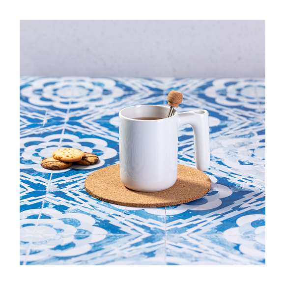 Taza de cerámica de 500 ml de capacidad, con exterior acabado brillo. Con original agitador extensible integrado en el asa, fabricado en combinación de acero inoxidable y corcho. Presentada en caja individual de diseño kraft.
