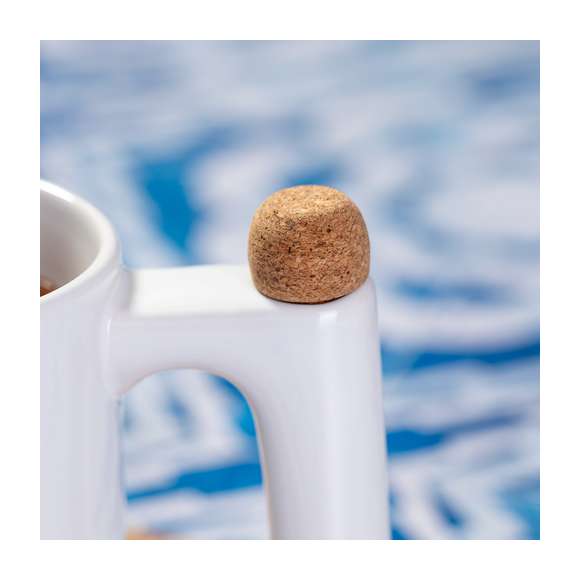Taza de cerámica de 500 ml de capacidad, con exterior acabado brillo. Con original agitador extensible integrado en el asa, fabricado en combinación de acero inoxidable y corcho. Presentada en caja individual de diseño kraft.