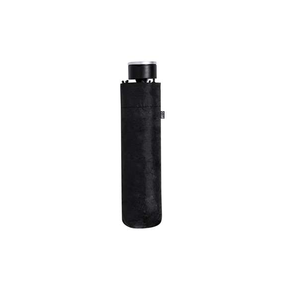 Paraguas plegable de 98cm de diámetro. En material pongee 190T RPET. De apertura manual, con sistema anti viento y varillas fabricadas en fibra de vidrio. Con mango ergonómico con práctica asa metálica de transporte, funda de transporte a juego y cierre con velcro a juego. Con etiqueta distintiva RPET. Presentado en bolsa individual reciclada.El material RPET se elabora a partir de plástico reciclado, para así fomentar la reutilización de residuos plásticos y ayudar a la sostenibilidad del planeta.