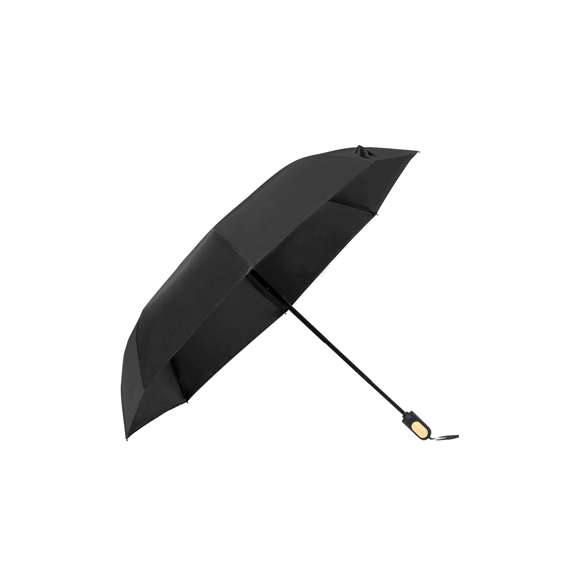 Paraguas plegable de 97cm de diámetro. En material pongee 190T RPET. De apertura manual, con sistema anti viento y varillas fabricadas en fibra de vidrio. Mango ergonómico con elegante detalle en bambú, fácil transporte gracias a su cordón, funda y cierre con velcro a juego. Con etiqueta distintiva RPET. Presentado en bolsa individual reciclada.El material RPET se elabora a partir de plástico reciclado, para así fomentar la reutilización de residuos plásticos y ayudar a la sostenibilidad del planeta.