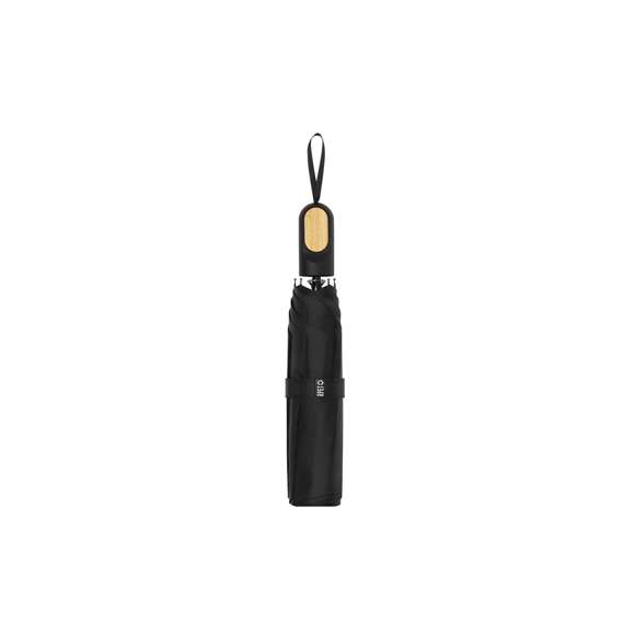 Paraguas plegable de 97cm de diámetro. En material pongee 190T RPET. De apertura manual, con sistema anti viento y varillas fabricadas en fibra de vidrio. Mango ergonómico con elegante detalle en bambú, fácil transporte gracias a su cordón, funda y cierre con velcro a juego. Con etiqueta distintiva RPET. Presentado en bolsa individual reciclada.El material RPET se elabora a partir de plástico reciclado, para así fomentar la reutilización de residuos plásticos y ayudar a la sostenibilidad del planeta.