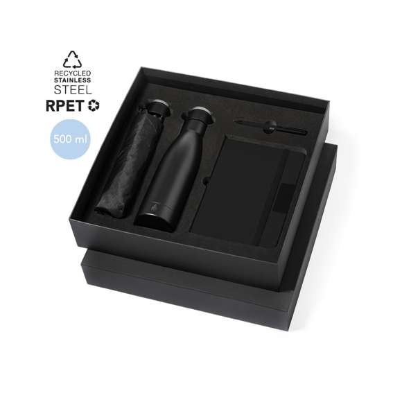 Elegante set premium que incluye:Termo de doble capa en acero inoxidable reciclado de acabado negro mate y de 500 ml de capacidad, con asa rígida de metal color plata mate. Con distintivo acero inoxidableBloc de notas en RPET en elegante color negro, con detalle metálico especial para marcaje en láser. Incluye cierre elástico y marcapáginas de tela. Interior con 80 hojas de disposición a una raya. Con distintivo RPETParaguas plegable de color negro con 98cm de diámetro. En material pongee 190T RPET. De apertura manual, con sistema anti viento y varillas fibra de vidrio. Con funda de transporte y cintas a juego. Con etiqueta distintiva RPET.Bolígrafo en RPET de acabado negro mate, de mecanismo giratorio y tinta azul. El material RPET se elabora a partir de plástico reciclado, para así fomentar la reutilización de residuos plásticos y ayudar a la sostenibilidad del planeta. Set presentado en estuche individual de acabado mate, con troquelado interior para cada uno de los elementos del set.