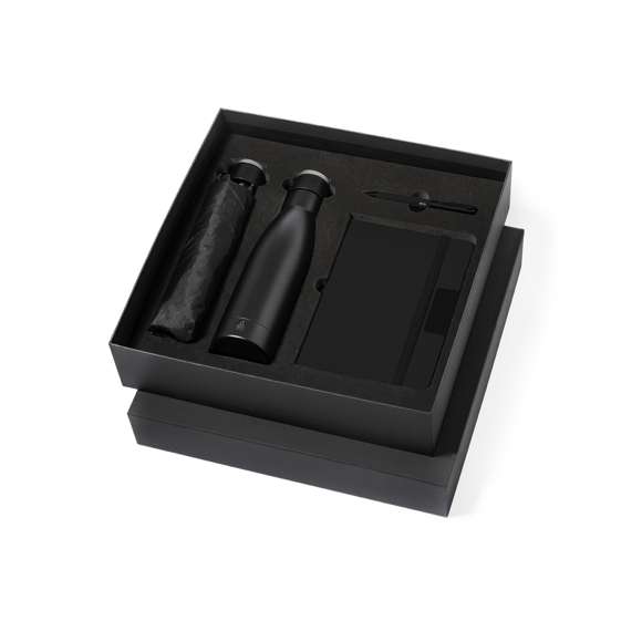 Elegante set premium que incluye:Termo de doble capa en acero inoxidable reciclado de acabado negro mate y de 500 ml de capacidad, con asa rígida de metal color plata mate. Con distintivo acero inoxidableBloc de notas en RPET en elegante color negro, con detalle metálico especial para marcaje en láser. Incluye cierre elástico y marcapáginas de tela. Interior con 80 hojas de disposición a una raya. Con distintivo RPETParaguas plegable de color negro con 98cm de diámetro. En material pongee 190T RPET. De apertura manual, con sistema anti viento y varillas fibra de vidrio. Con funda de transporte y cintas a juego. Con etiqueta distintiva RPET.Bolígrafo en RPET de acabado negro mate, de mecanismo giratorio y tinta azul. El material RPET se elabora a partir de plástico reciclado, para así fomentar la reutilización de residuos plásticos y ayudar a la sostenibilidad del planeta. Set presentado en estuche individual de acabado mate, con troquelado interior para cada uno de los elementos del set.