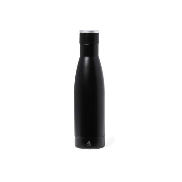 Elegante set premium que incluye:Termo de doble capa en acero inoxidable reciclado de acabado negro mate y de 500 ml de capacidad, con asa rígida de metal color plata mate. Con distintivo acero inoxidableBloc de notas en RPET en elegante color negro, con detalle metálico especial para marcaje en láser. Incluye cierre elástico y marcapáginas de tela. Interior con 80 hojas de disposición a una raya. Con distintivo RPETParaguas plegable de color negro con 98cm de diámetro. En material pongee 190T RPET. De apertura manual, con sistema anti viento y varillas fibra de vidrio. Con funda de transporte y cintas a juego. Con etiqueta distintiva RPET.Bolígrafo en RPET de acabado negro mate, de mecanismo giratorio y tinta azul. El material RPET se elabora a partir de plástico reciclado, para así fomentar la reutilización de residuos plásticos y ayudar a la sostenibilidad del planeta. Set presentado en estuche individual de acabado mate, con troquelado interior para cada uno de los elementos del set.