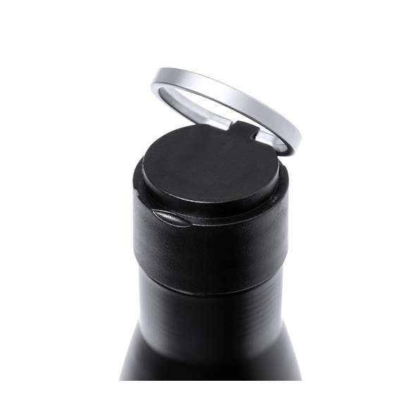Elegante set premium que incluye:Termo de doble capa en acero inoxidable reciclado de acabado negro mate y de 500 ml de capacidad, con asa rígida de metal color plata mate. Con distintivo acero inoxidableBloc de notas en RPET en elegante color negro, con detalle metálico especial para marcaje en láser. Incluye cierre elástico y marcapáginas de tela. Interior con 80 hojas de disposición a una raya. Con distintivo RPETParaguas plegable de color negro con 98cm de diámetro. En material pongee 190T RPET. De apertura manual, con sistema anti viento y varillas fibra de vidrio. Con funda de transporte y cintas a juego. Con etiqueta distintiva RPET.Bolígrafo en RPET de acabado negro mate, de mecanismo giratorio y tinta azul. El material RPET se elabora a partir de plástico reciclado, para así fomentar la reutilización de residuos plásticos y ayudar a la sostenibilidad del planeta. Set presentado en estuche individual de acabado mate, con troquelado interior para cada uno de los elementos del set.
